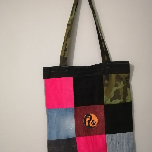 Handmade taška z recyklovaného materiálu s dlouhým uchem