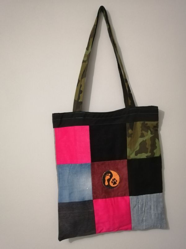 Handmade taška z recyklovaného materiálu s dlouhým uchem