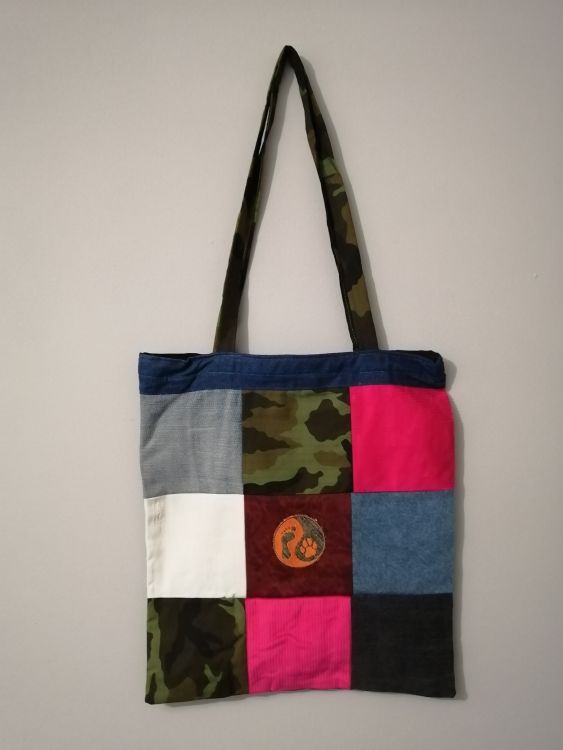 Handmade taška z recyklovaného materiálu s dlouhým uchem