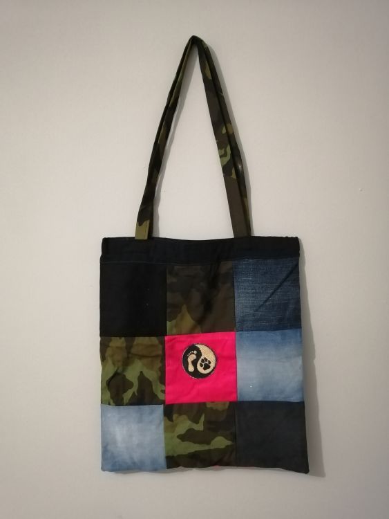 Handmade taška z recyklovaného materiálu s dlouhým uchem