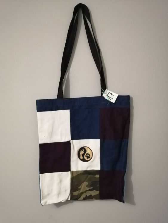 Handmade taška z recyklovaného materiálu s dlouhým uchem