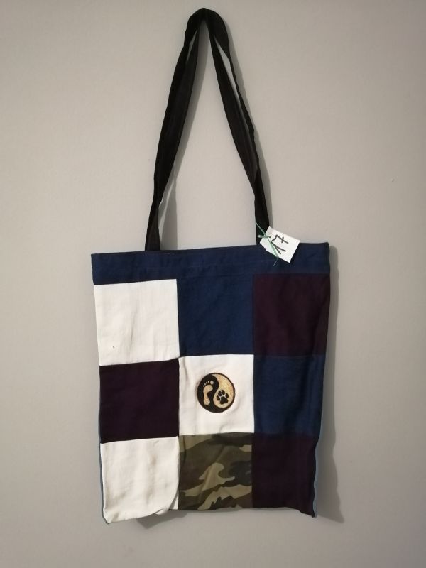 Handmade taška z recyklovaného materiálu s dlouhým uchem