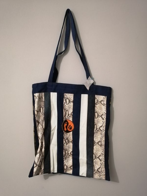 Handmade taška z recyklovaného materiálu s dlouhým uchem