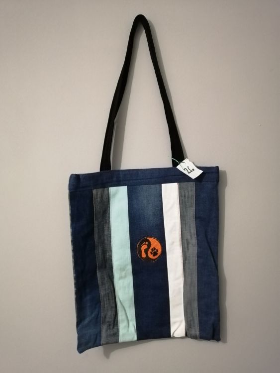 Handmade taška z recyklovaného materiálu s dlouhým uchem