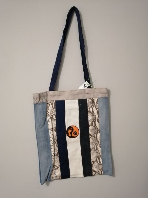 Handmade taška z recyklovaného materiálu s dlouhým uchem