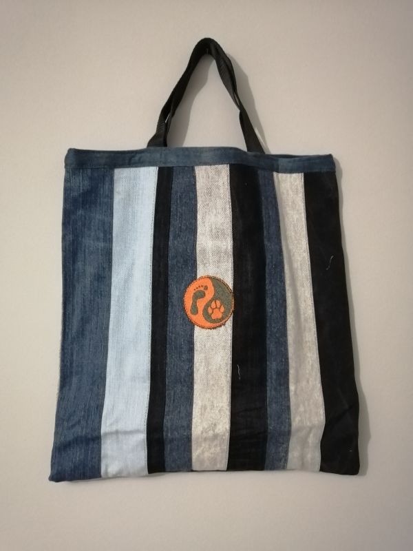 Handmade taška z recyklovaného materiálu s krátkým uchem