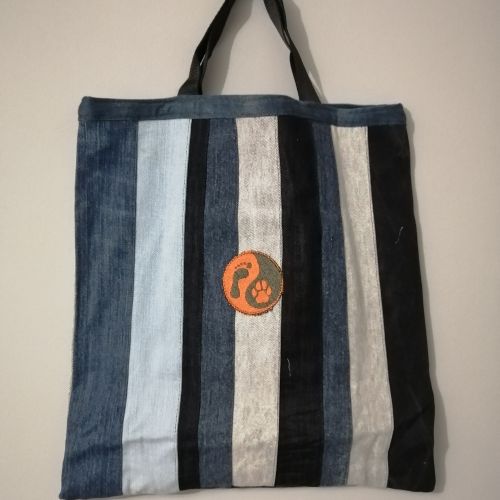 Handmade taška z recyklovaného materiálu s krátkým uchem