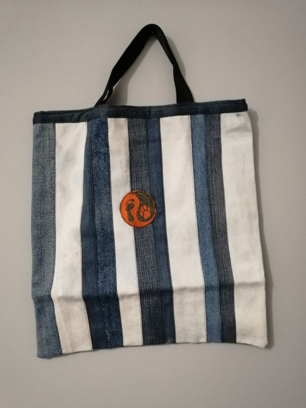 Handmade taška z recyklovaného materiálu s krátkým uchem