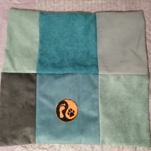 Handmade povlak na polštář z recyklovaného materiálu