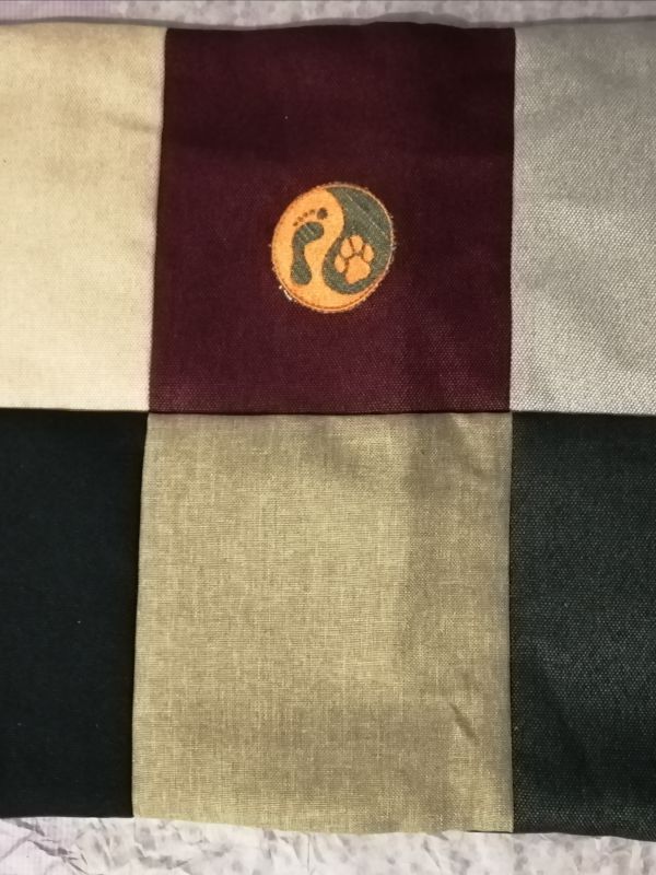 Handmade povlak na polštář z recyklovaného materiálu