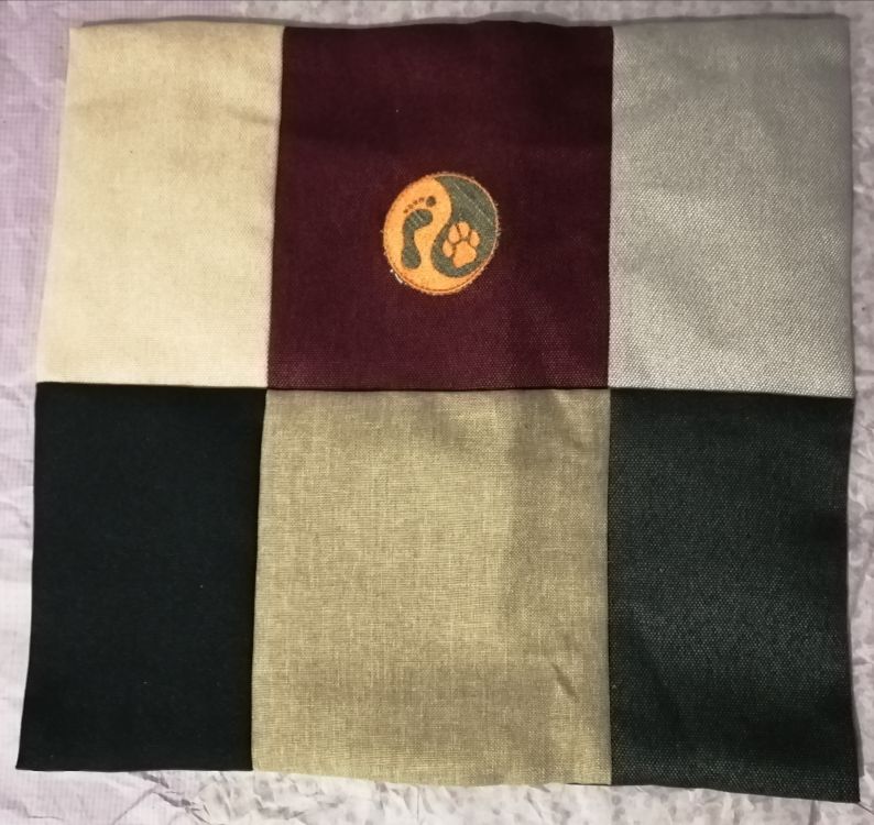 Handmade povlak na polštář z recyklovaného materiálu