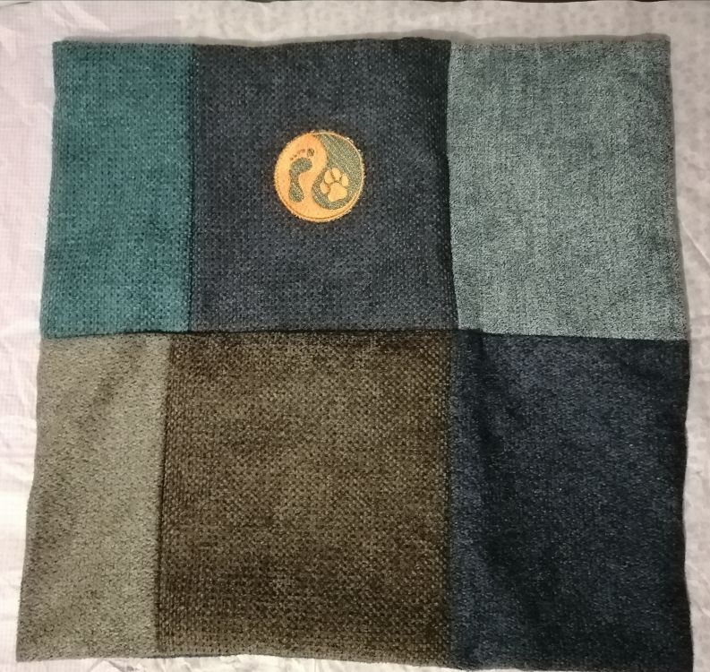 Handmade povlak na polštář z recyklovaného materiálu