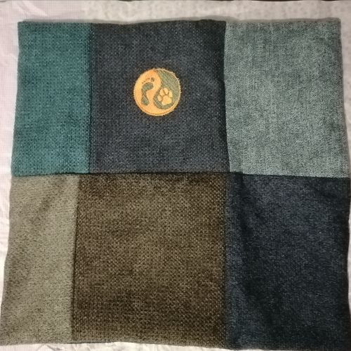 Handmade povlak na polštář z recyklovaného materiálu