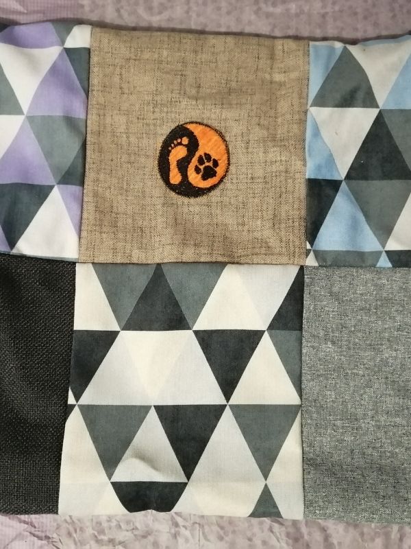 Handmade povlak na polštář z recyklovaného materiálu