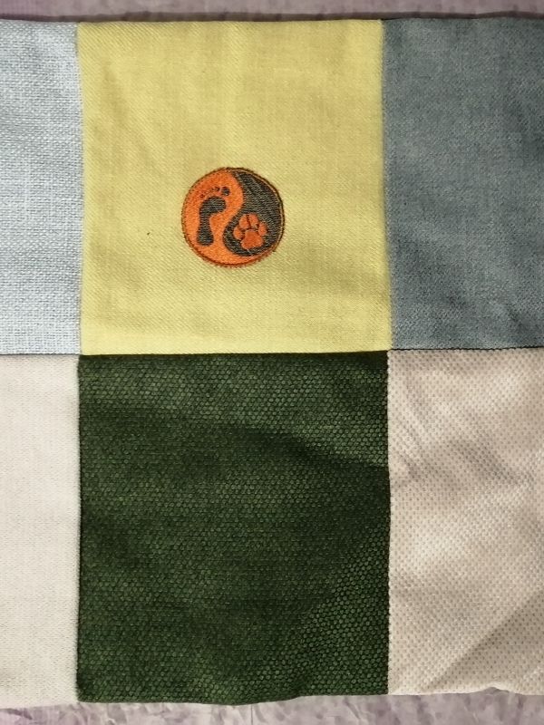 Handmade povlak na polštář z recyklovaného materiálu