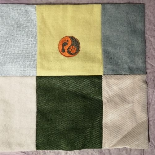 Handmade povlak na polštář z recyklovaného materiálu