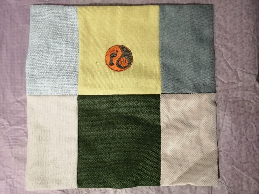 Handmade povlak na polštář z recyklovaného materiálu