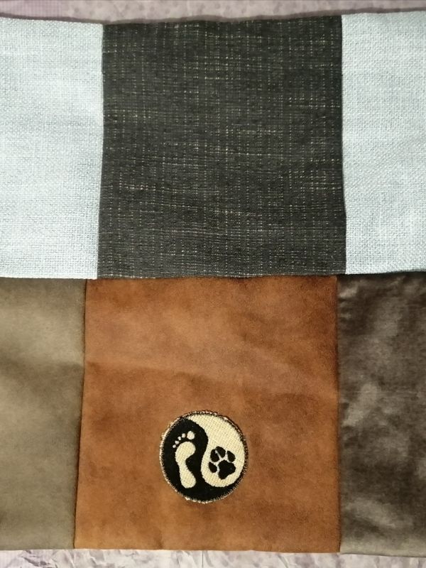 Handmade povlak na polštář z recyklovaného materiálu