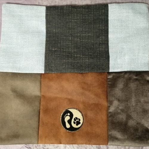 Handmade povlak na polštář z recyklovaného materiálu