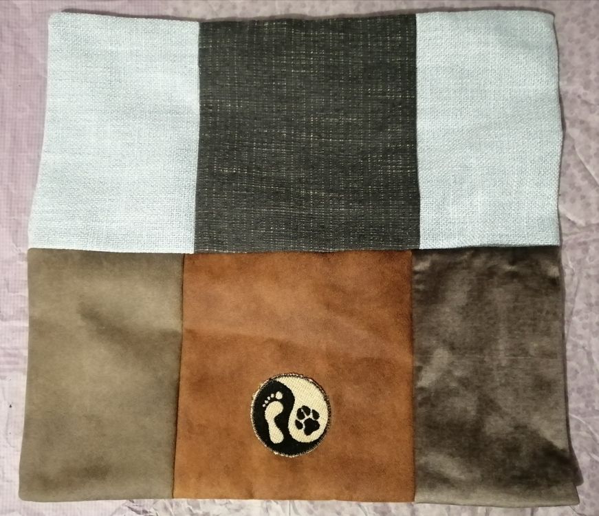 Handmade povlak na polštář z recyklovaného materiálu