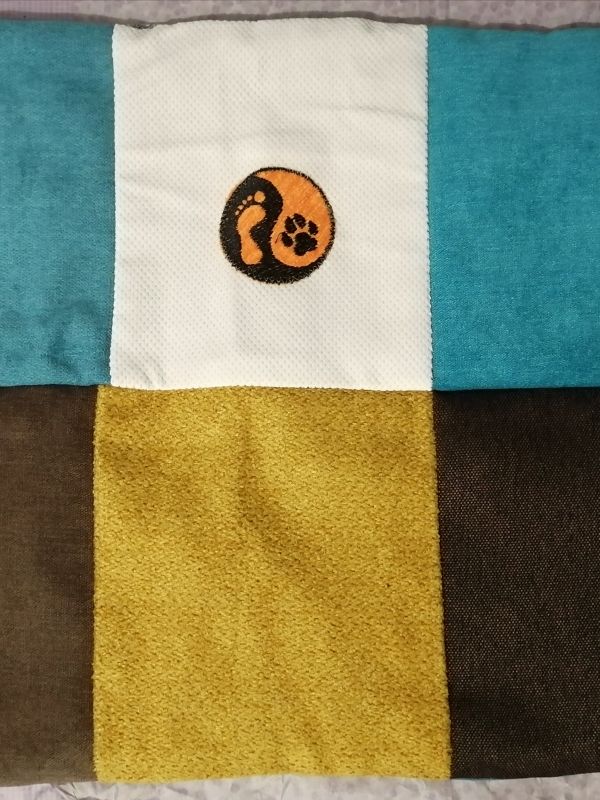 Handmade povlak na polštář z recyklovaného materiálu