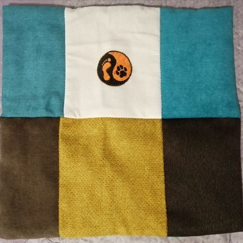 Handmade povlak na polštář z recyklovaného materiálu