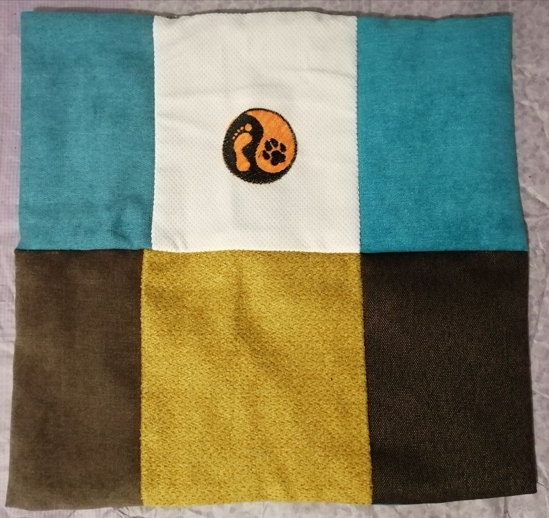 Handmade povlak na polštář z recyklovaného materiálu