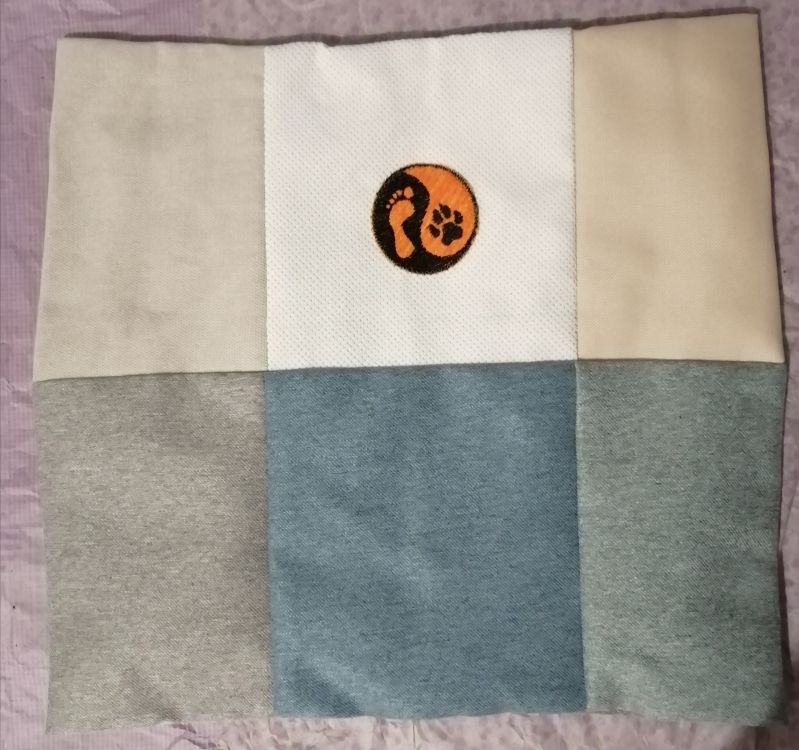 Handmade povlak na polštář z recyklovaného materiálu