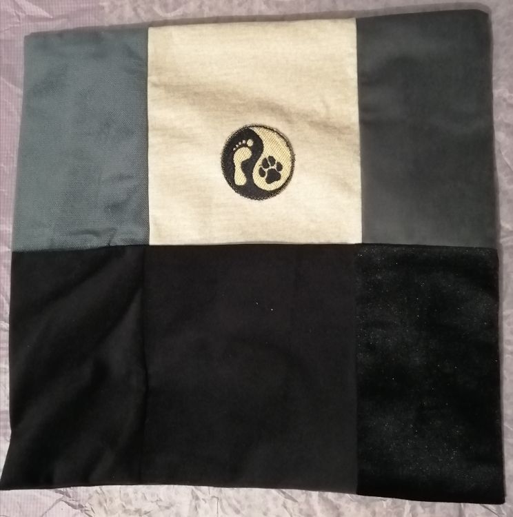 Handmade povlak na polštář z recyklovaného materiálu