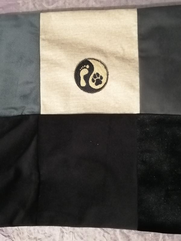 Handmade povlak na polštář z recyklovaného materiálu