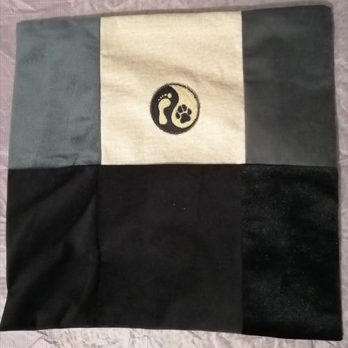 Handmade povlak na polštář z recyklovaného materiálu