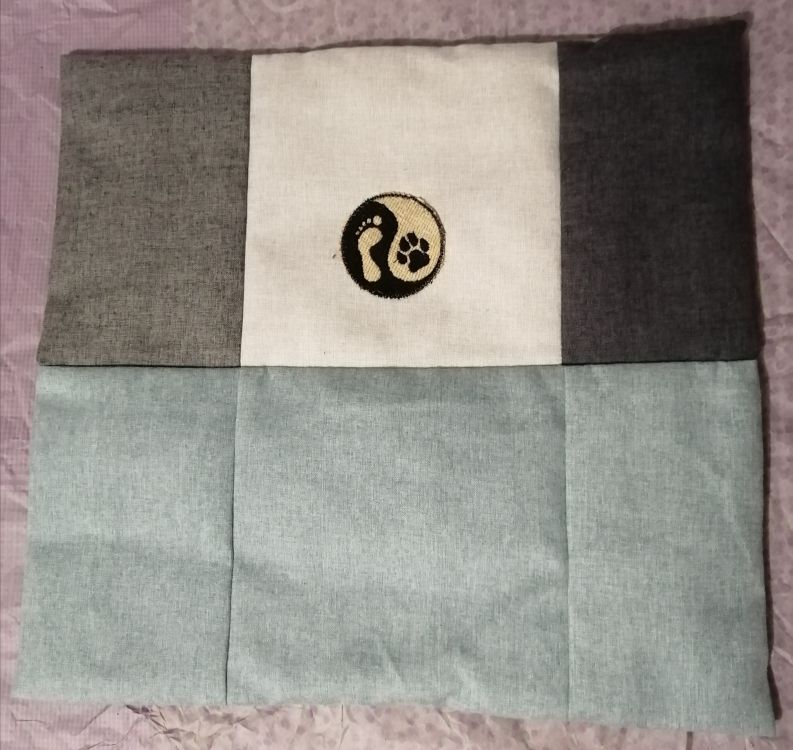 Handmade povlak na polštář z recyklovaného materiálu