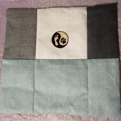 Handmade povlak na polštář z recyklovaného materiálu