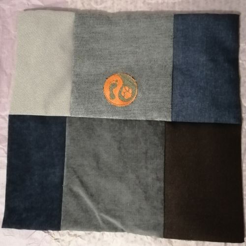 Handmade povlak na polštář z recyklovaného materiálu