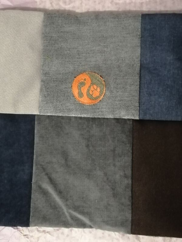 Handmade povlak na polštář z recyklovaného materiálu