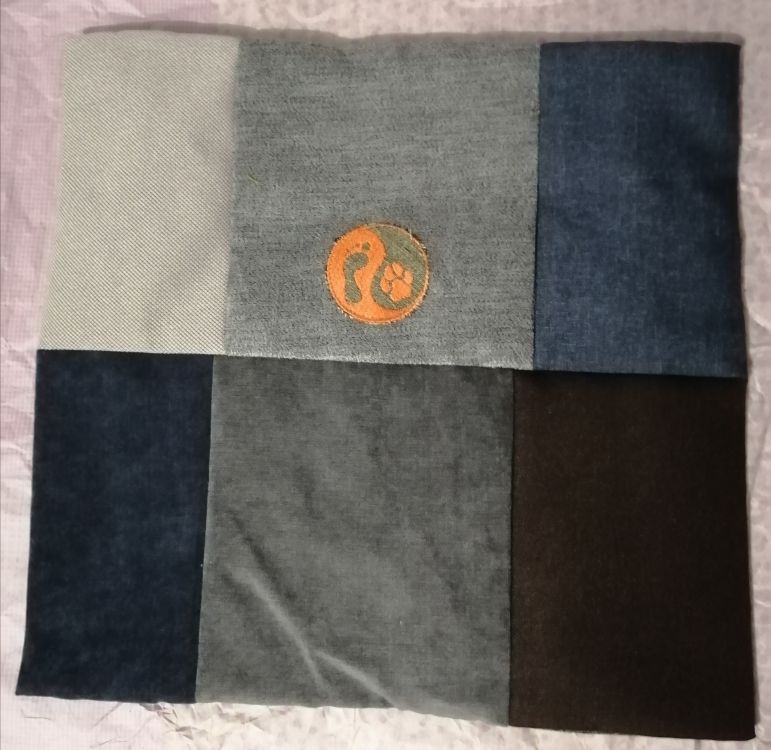 Handmade povlak na polštář z recyklovaného materiálu