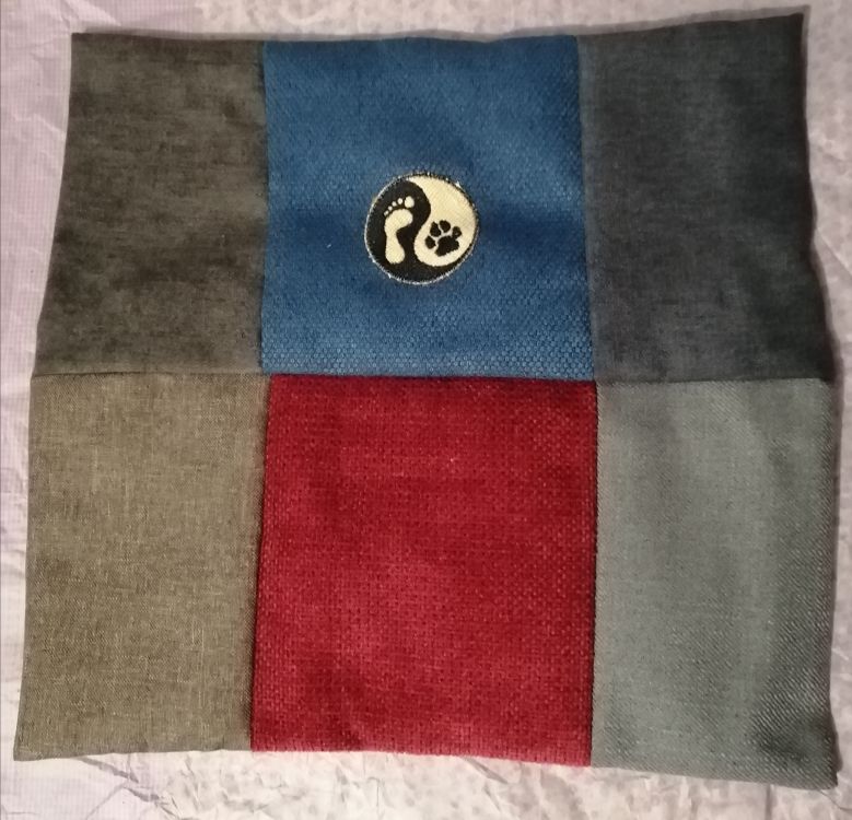 Handmade povlak na polštář z recyklovaného materiálu