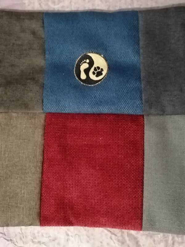 Handmade povlak na polštář z recyklovaného materiálu