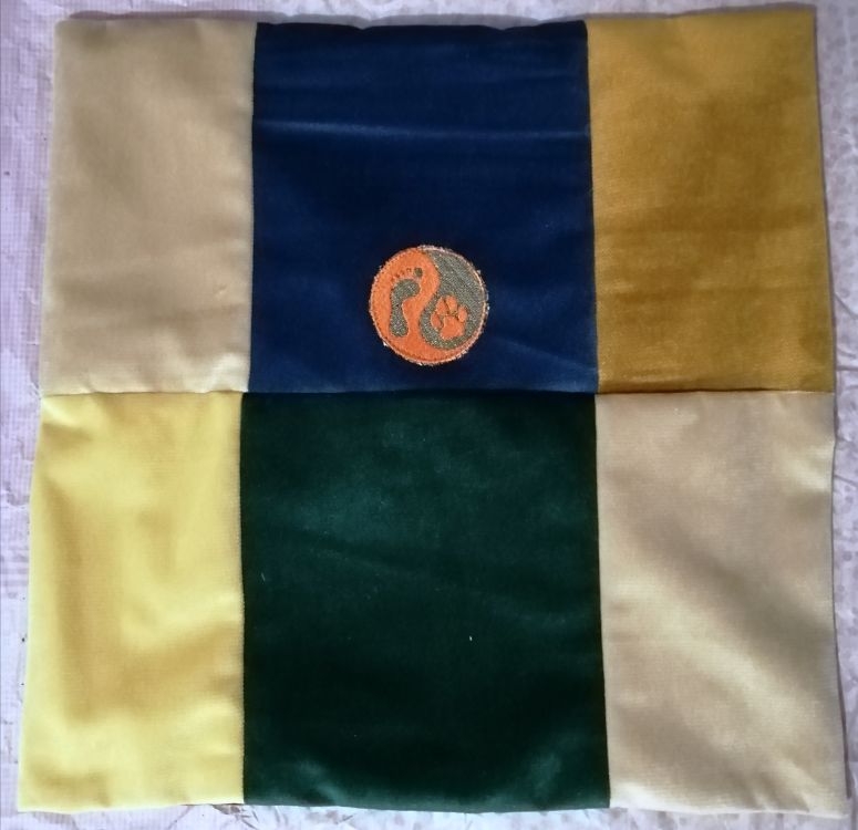 Handmade povlak na polštář z recyklovaného materiálu