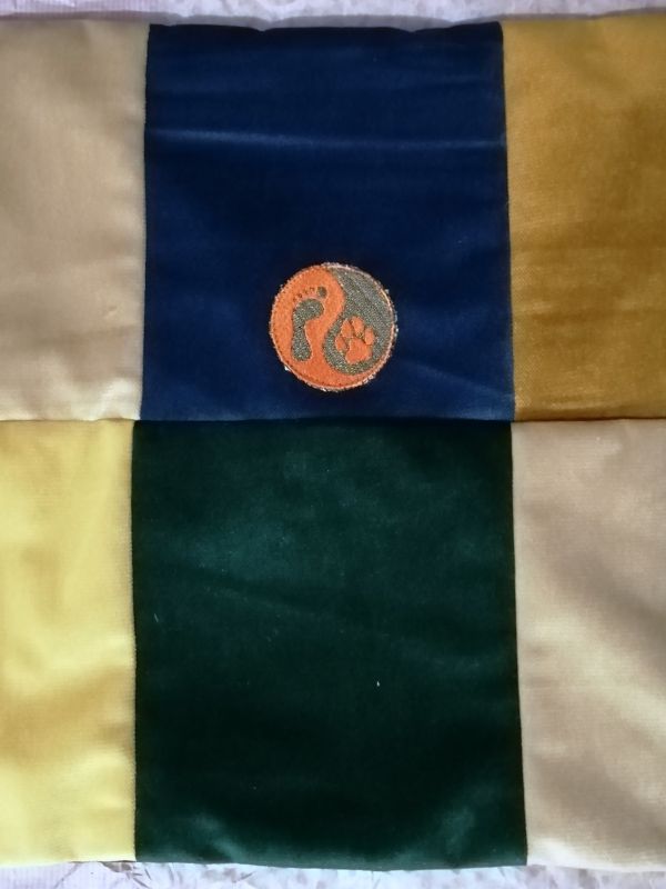 Handmade povlak na polštář z recyklovaného materiálu