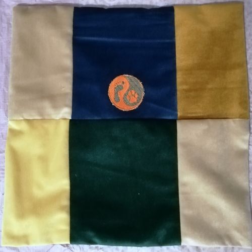 Handmade povlak na polštář z recyklovaného materiálu