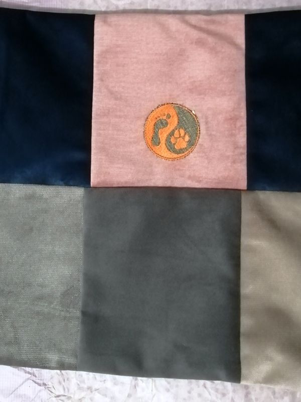 Handmade povlak na polštář z recyklovaného materiálu