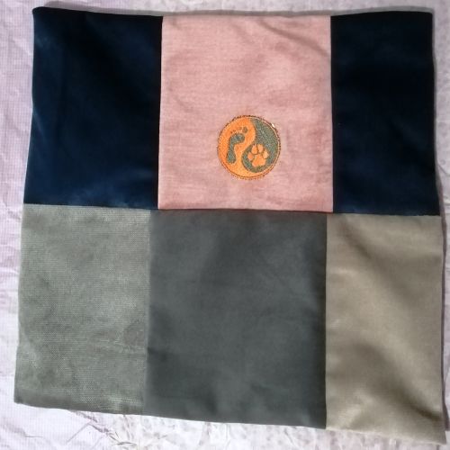 Handmade povlak na polštář z recyklovaného materiálu