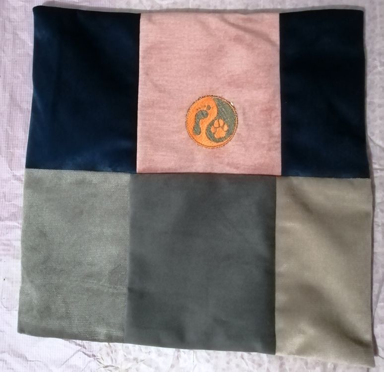 Handmade povlak na polštář z recyklovaného materiálu