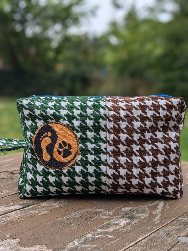 Ručně šitá kosmetická taštička s výšivkou Psí jin jang