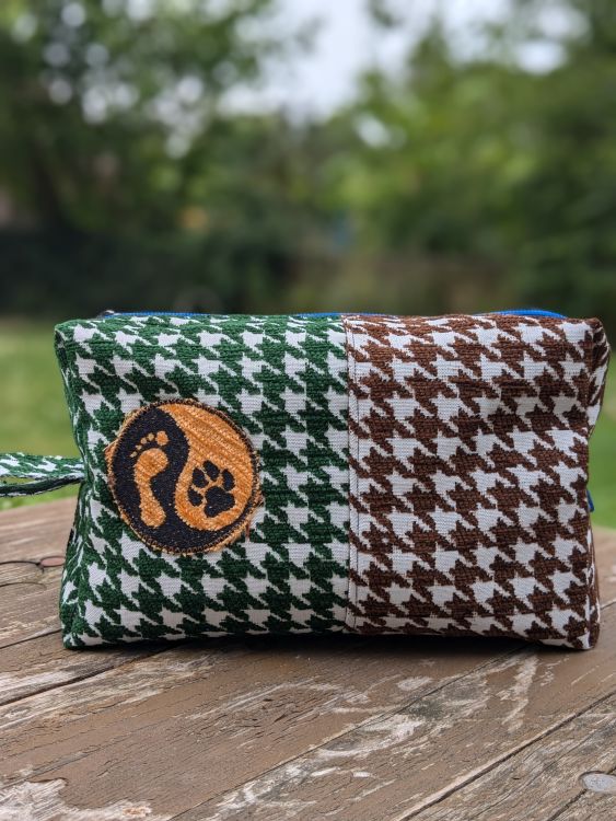 Ručně šitá kosmetická taštička s výšivkou Psí jin jang