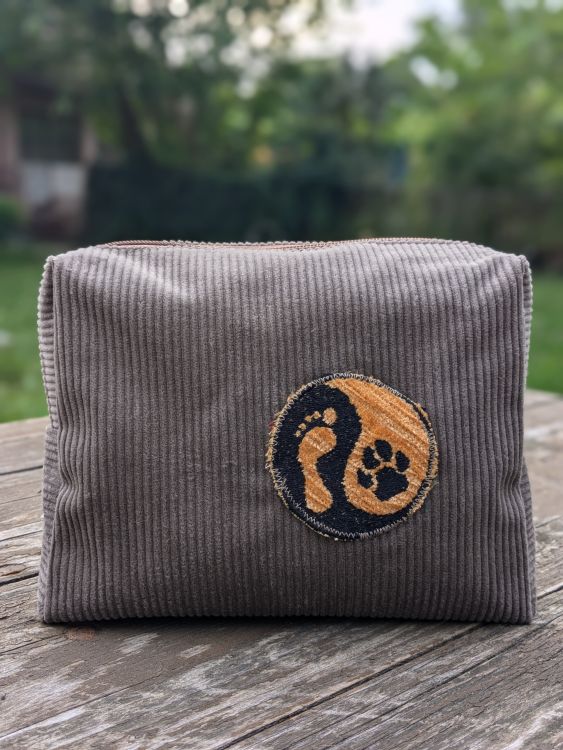 Ručně šitá kosmetická taštička s výšivkou Psí jin jang
