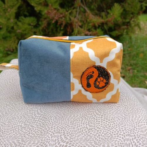 Ručně šitá kosmetická taštička s výšivkou Psí jin jang