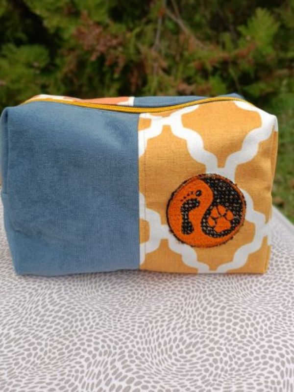 Ručně šitá kosmetická taštička s výšivkou Psí jin jang