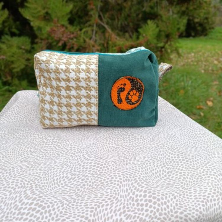 Ručně šitá kosmetická taštička s výšivkou Psí jin jang